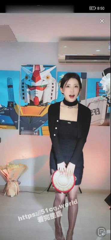 抖音网红一只霸王兽 跳蛋直播 双腿颤抖 强忍刺激终不敌 借口尿遁秒下播-51吃瓜网