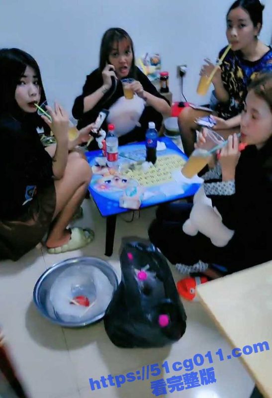 大型淫乱派对直播现场 在女生宿舍里高颜值的男男女女各种体位做爱！浪叫呻吟不止还往嘴里尿尿喝！-51吃瓜网