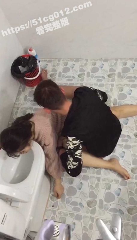厕所偷拍醉酒美女呕吐不止 赤裸的下半身还跟男友连在一起 看来这是刚结束战斗呀！-51吃瓜网
