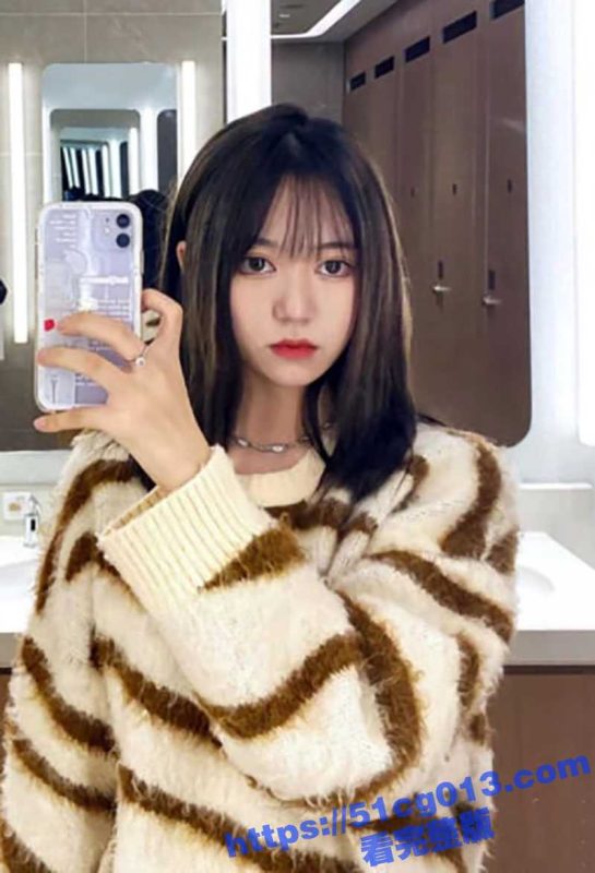 牛逼大神终于将刚毕业参加工作的嫩妹秘书拿下！在办公桌前为她的美腿穿上黑丝 后入疯狂爆操！-51吃瓜网