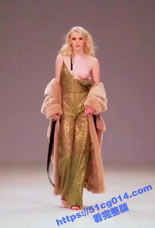 欧洲金发嫩模T台走秀肩带滑落走光 露出粉白乳房丝毫不影响台步 这就叫做专业！-51吃瓜网