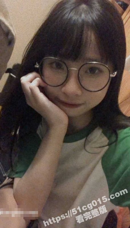 广州眼镜妹 陈研兮 校园里青春活力 酒店内任人摆布 跪舔土豪大佬的大鸡巴口交 表情极度渴望-51吃瓜网