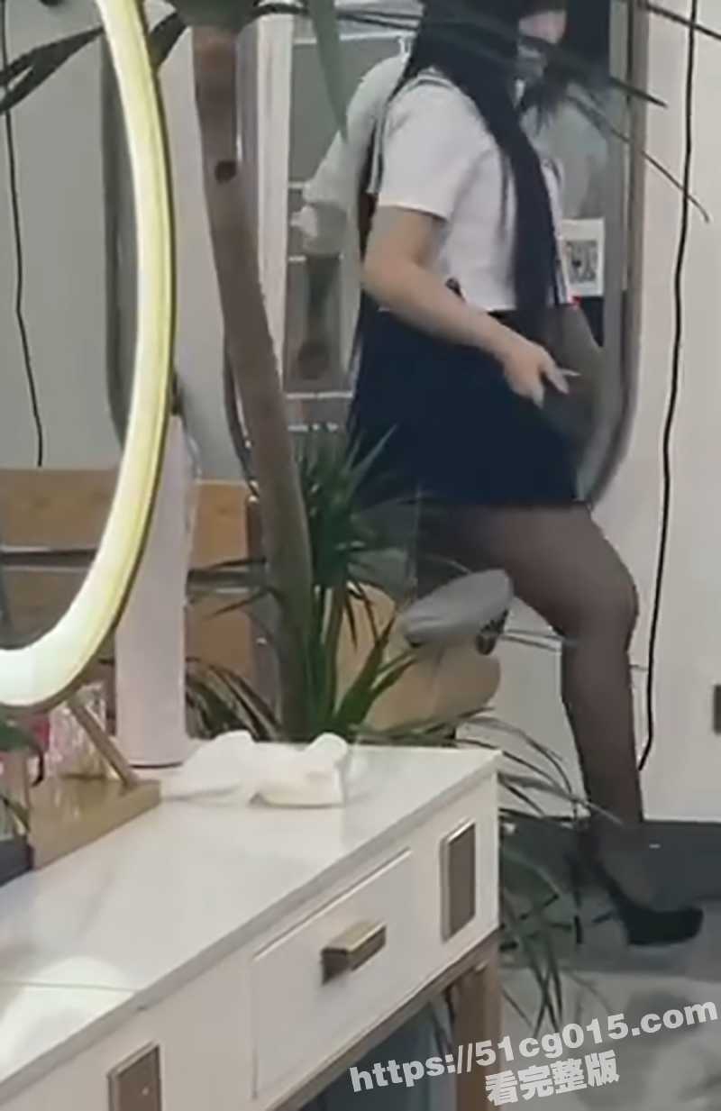 小仙女在理发店玩露出 对镜掀裙子整理胸罩露奶子 疑似主人的任务 这身材是真傲人啊 - 51吃瓜网-51吃瓜网