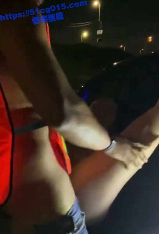 广州工地门事件！极品媚黑少妇深夜在工地勾引黑人小哥 直接工地现场扶着后备箱就开操！-51吃瓜网