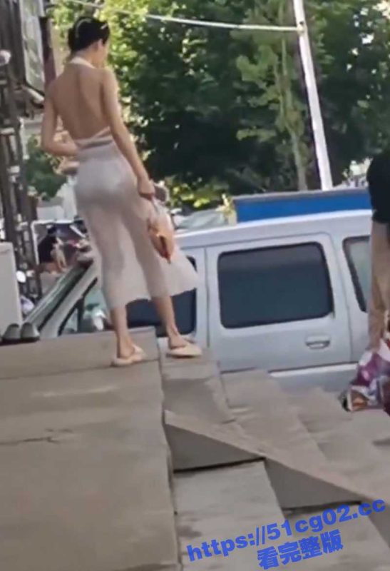 来自大妈的吐槽  “你看这个骚逼 裤头露着 就穿着奶罩上街 馋这些老汉子干什么” 这给大妈嫉妒坏了！-51吃瓜网