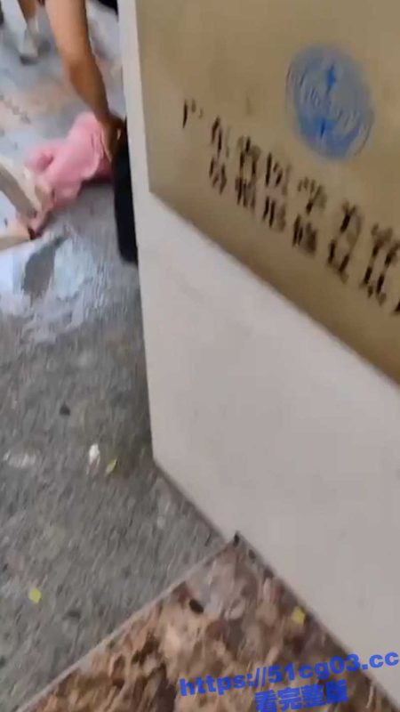 广州女孩整牙手术做残废了上门讨说法 被店员拿水枪冲并拖拽 现在无良商家都这么嚣张吗？-51吃瓜网