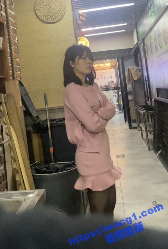 饭馆厕拍高冷御姐放尿 全程怼脸偷拍 蜜桃臀非常白嫩有型 黑丝里还穿着黑丝骚内！-51吃瓜网