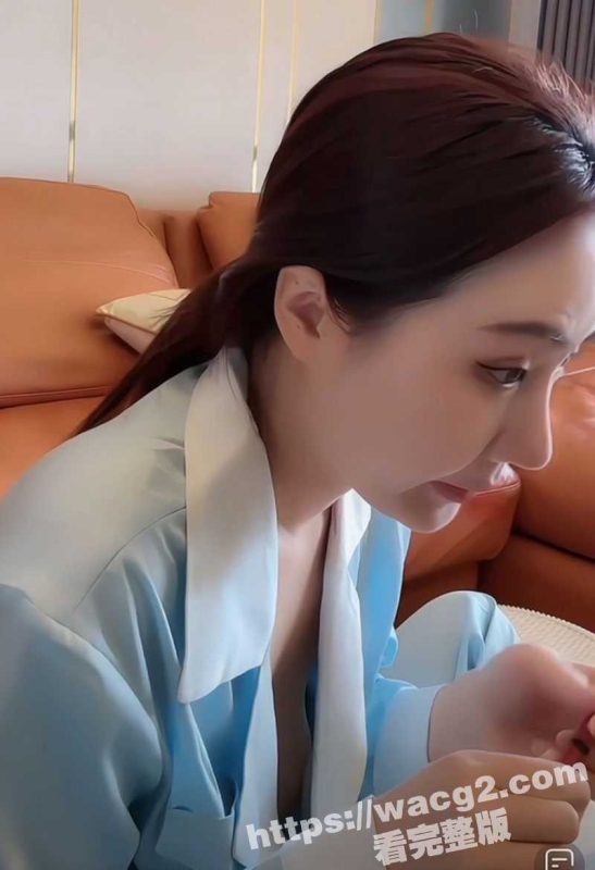 高颜值女主播在直播化妆 这粉嫩的奶头在直播间里漏了整整一分钟自己都没发现 看的观众们的小弟全部起立敬礼!-51吃瓜网