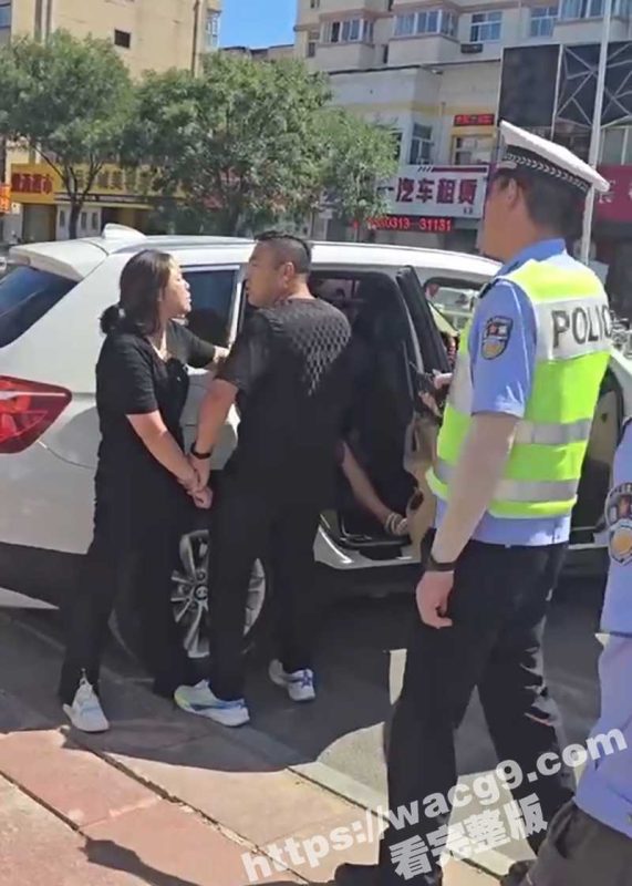 小三街头被原配暴打！全程被原配抓着头发暴击不敢反击！小三身材真好！难怪勾引的有妇之夫神魂颠倒的！-51吃瓜网