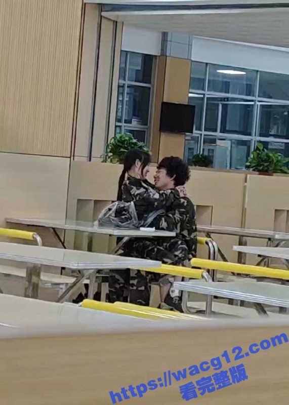 大学食堂惊现淫荡表演！大一新生众目睽睽之下公然口交 场面不忍直视！-51吃瓜网