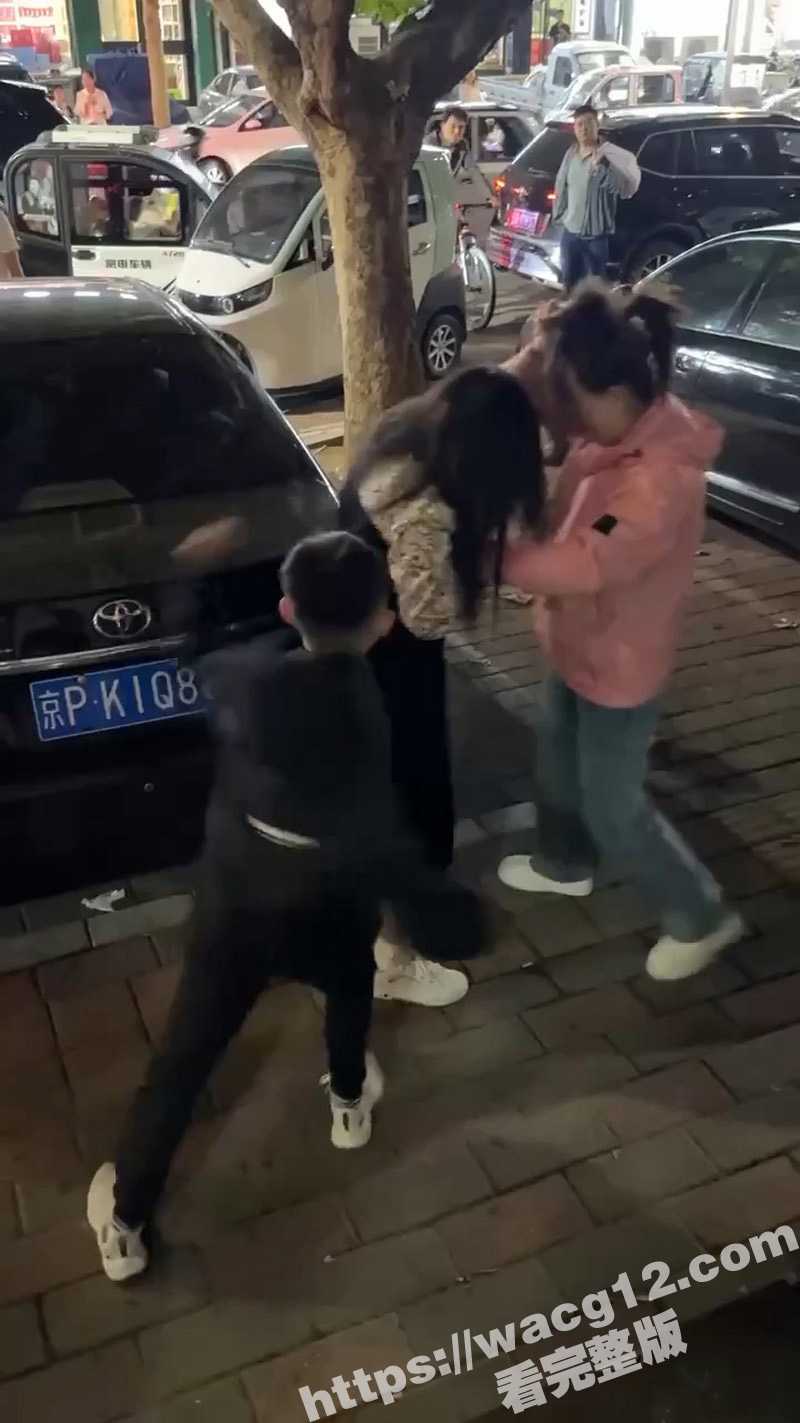 石家庄正定当街一小三被原配和她儿子堵在大街上拉扯殴打 小孩哥也是将不满的情绪发泄到小三身上！ - 51吃瓜网-51吃瓜网