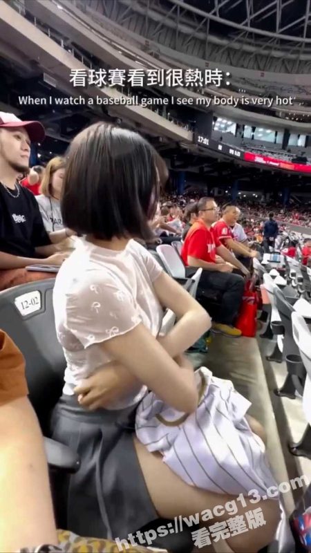 巨乳女网红看球赛脱到只剩内衣 傲人双胸在数万人的看台博眼球 球迷怒怼 想红想疯了不知羞耻-51吃瓜网