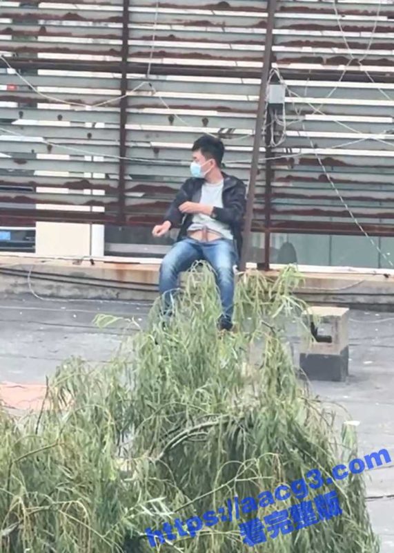 山东济宁学院附近惊现变态猥琐男 竟对着女寝室裸体打飞机 被女同学拍下正脸视频曝光-51吃瓜网