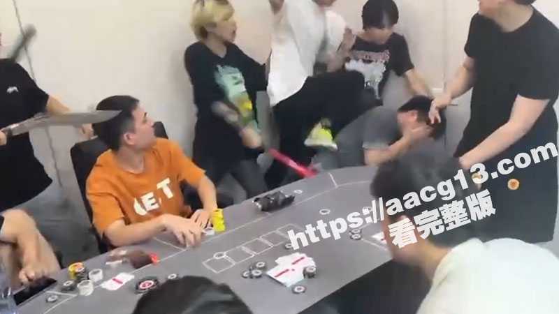 现实版古惑仔上演 黄毛赌场群殴 携刀砍千手 眼神不对一律挨胖揍！全程拍摄惊呆众人！-51吃瓜网