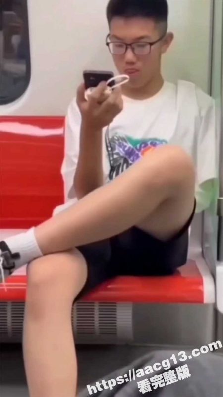 成都地铁独臂战士 单手掏打飞机 还走到门口 用角度掩护继续搂 手机看的51吃瓜么 竟然这么大瘾-51吃瓜网