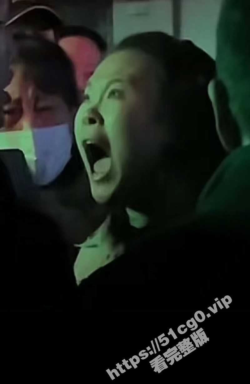 闯红灯的父女 趾高气昂大骂的咆哮姐 上热搜 围观路人见了都摇头 - 51吃瓜网-51吃瓜网